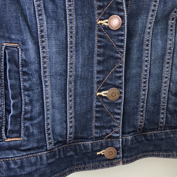 American Eagle Crop Denim Jacket. - Picture 5 of 9